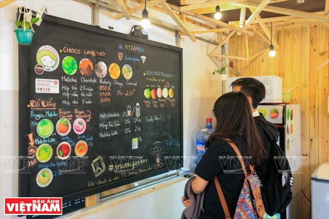 El menú de la cafetería está escrito en un tablero colgado en la pared (Fuente: VNA)