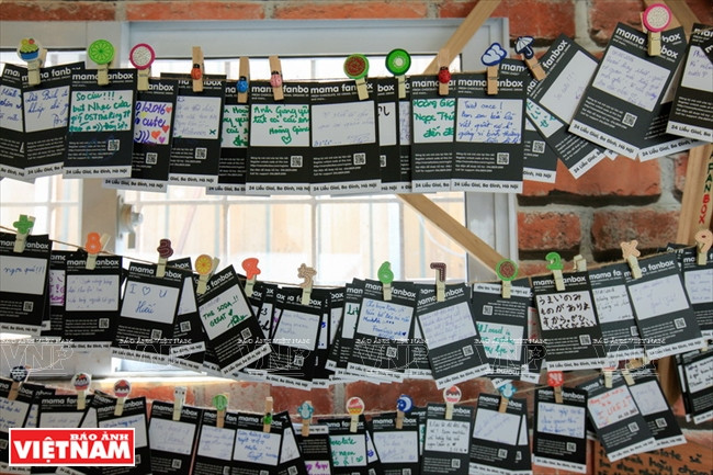 Las retroalimentaciones de clientes están en la pared (Fuente: VNA)