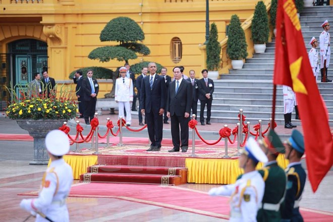 Los dos mandatarios pasan la revista de tropas (Fuente: VNA)