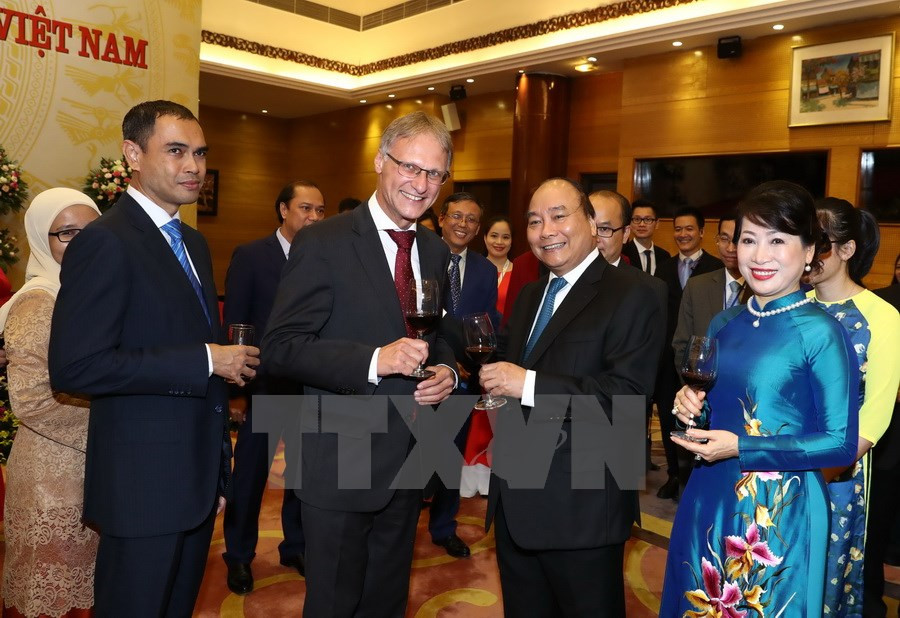 El primer ministro, Nguyen Xuan Phuc, y los diplomáticos participantes en la cita (Fuente: VNA)