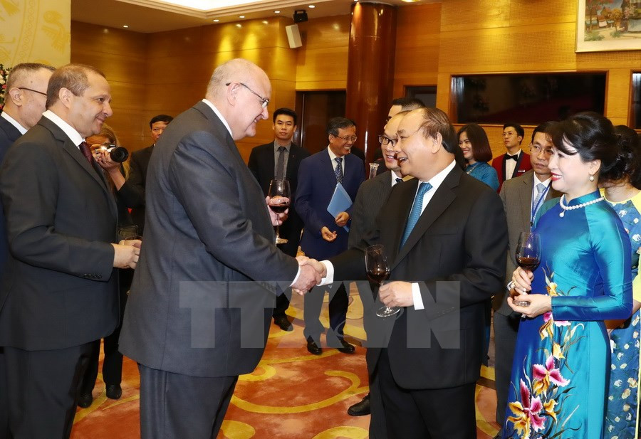 El primer ministro, Nguyen Xuan Phuc, y los diplomáticos participantes en la cita (Fuente: VNA)