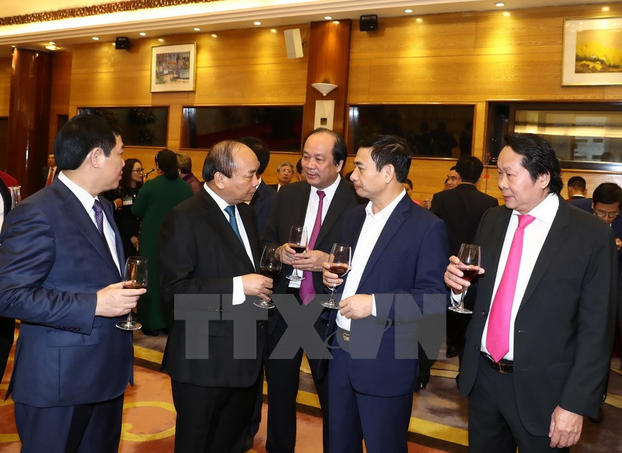El primer ministro, Nguyen Xuan Phuc, y los diplomáticos participantes en la cita (Fuente: VNA)