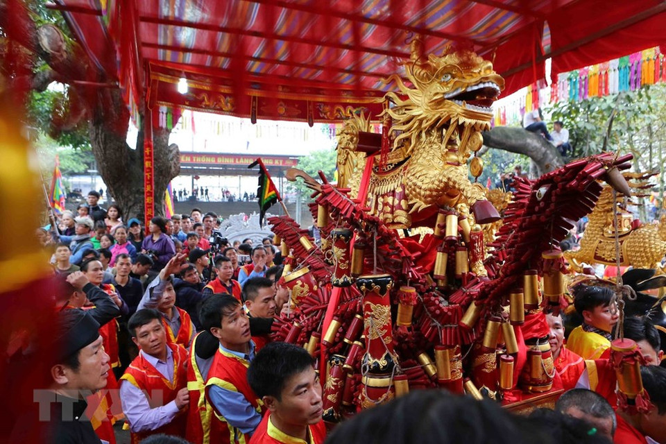 El acto de procesión de fuegos artificiales (Fuente:VNA)