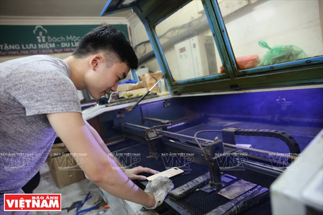  Los diseños terminados se envían a la sección de impresión láser para crear patrones en la madera.