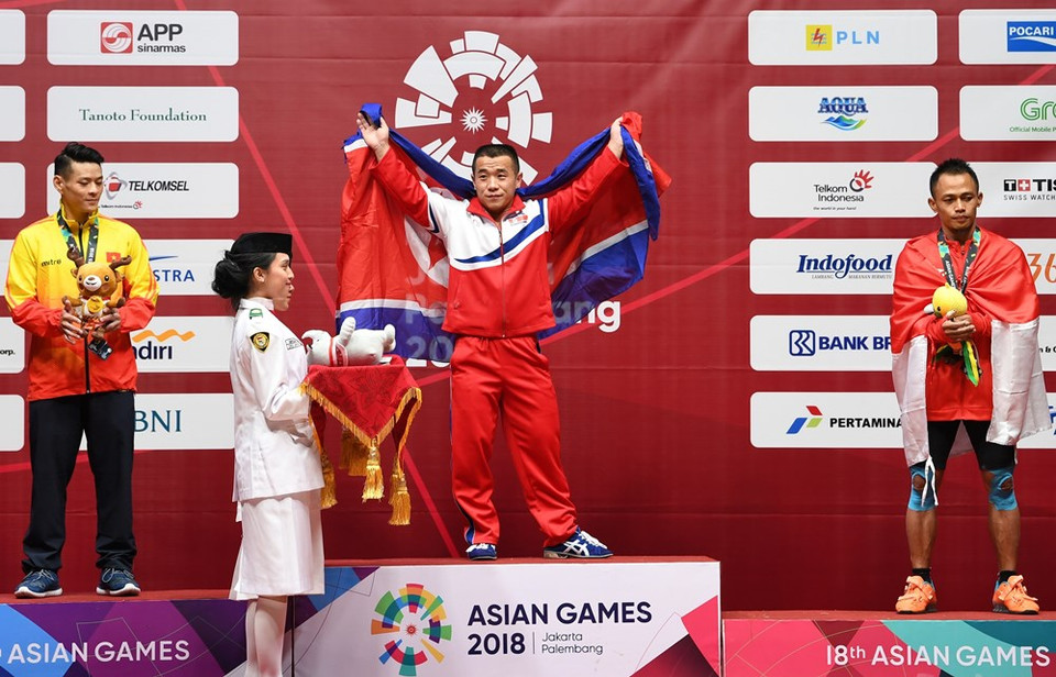 Pesista Thach Kim Tuan (izquierda) gana la medalla de plata (Fuente: VNA)