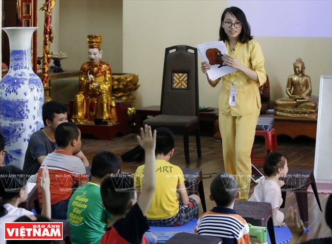 Se organizas las clases gratuitas de inglés en la pagoda Phap Van cada mañana de domingo.