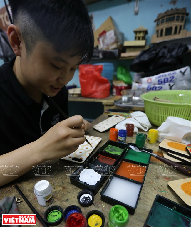 Bach Moc tiene pintores que decoran sus productos.