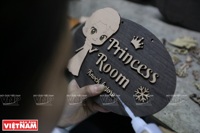  Pegando letras en un producto.