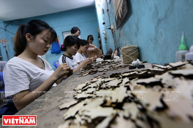 Acabado de producto en la sección de ensamblaje.