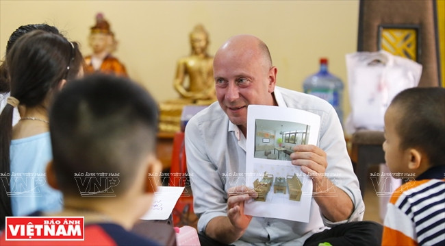 Victor Anthony Skulicz, un maestro del Reino Unido, da clase de inglés cada mañana de domingo. 