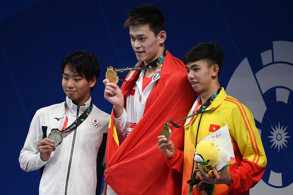 Nguyen Huy Hoang (el primero por la derecha) gana bronce en natación de 800 metros de estilo libre (Fuente: VNA)