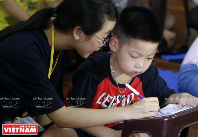 Los voluntarios de “Happy Class” siempre atienden a los alumnos de la clase.