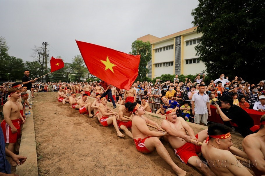 El formato “sentado" lleva el nombre de la posición sentada de los tiradores durante la competición en el festival del templo Tran Vu, barrio de Thach Ban, distrito de Long Bien, Hanoi. (Foto: VNA)