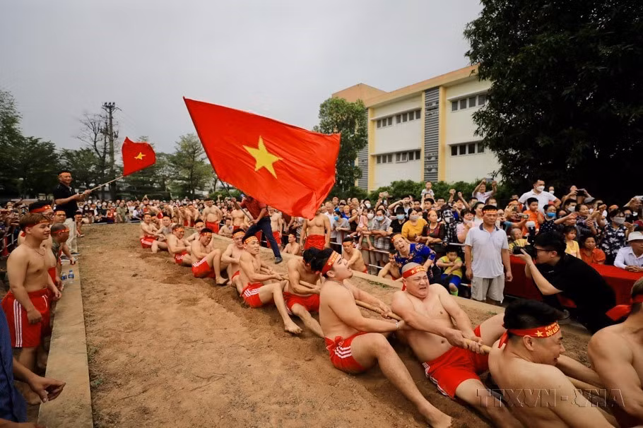 El formato “sentado" lleva el nombre de la posición sentada de los tiradores durante la competición en el festival del templo Tran Vu, barrio de Thach Ban, distrito de Long Bien, Hanoi. (Foto: VNA)