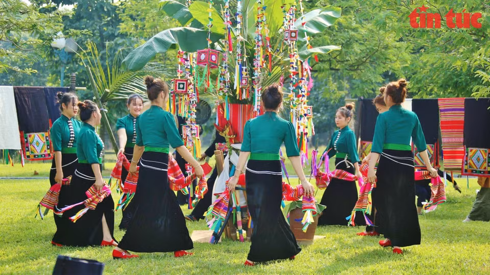 Durante el festival Then Kin Pang, los bailes y actuaciones crean atractivo y diversión, como el baile "Tang Bang", que pide lluvia para regar el mundo y llenar la casa de plantas exuberantes. (Fuente: VNA)