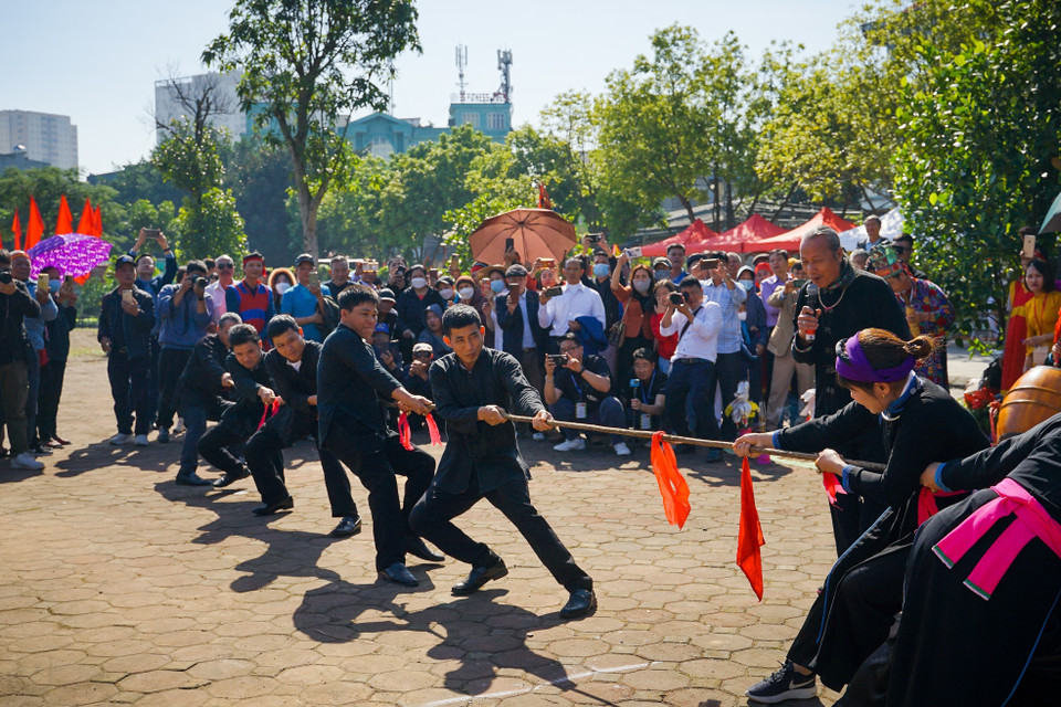 El ritual y juego de cuerda en el Festival del Templo Tran Vu, en el barrio de Thach Ban, distrito de Long Bien (Hanoi), fue incluido por la UNESCO en la Lista Representativa del Patrimonio Cultural Inmaterial de la Humanidad. (Foto: VNA)