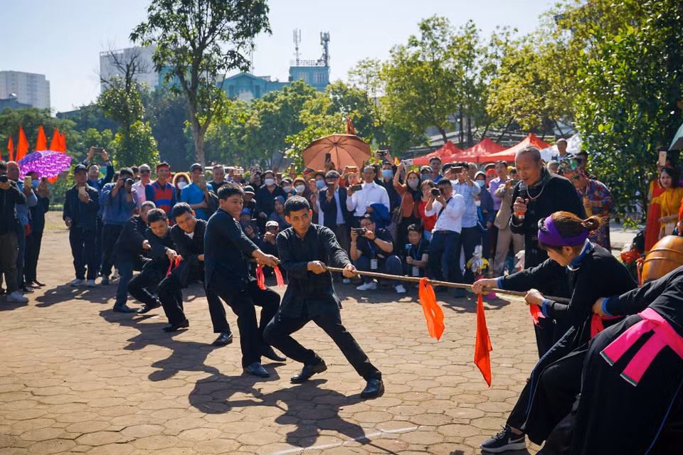 El ritual y juego de cuerda en el Festival del Templo Tran Vu, en el barrio de Thach Ban, distrito de Long Bien (Hanoi), fue incluido por la UNESCO en la Lista Representativa del Patrimonio Cultural Inmaterial de la Humanidad. (Foto: VNA)