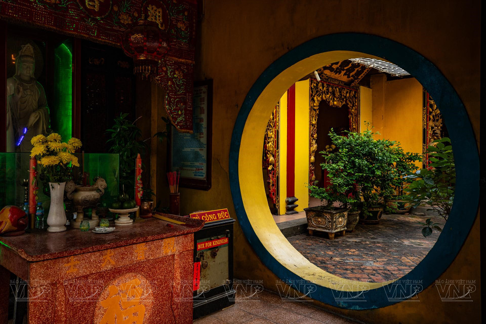 En los lados izquierdo y derecho se encuentran áreas llamadas Dong lang y Tay lang (corredor al Este y Oeste, respectivamente) que sirven como lugar para recibir invitados cuando las personas vienen a adorar. (Fuente: VNA)