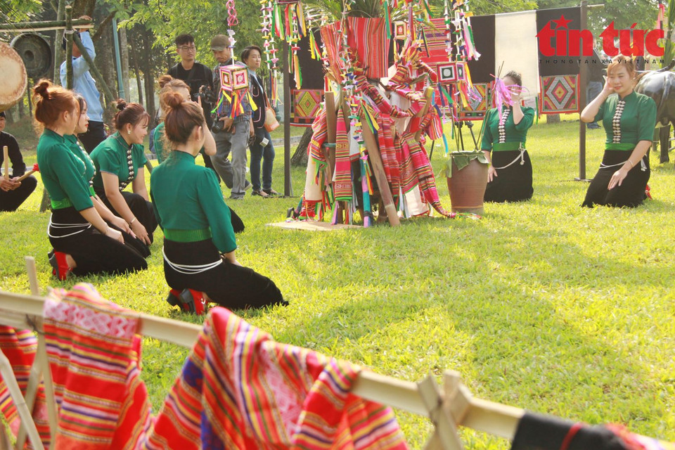 Las cajas montadas arriba se consideran el hogar de los dioses Then cuando desciendan a la tierra. (Fuente: VNA)