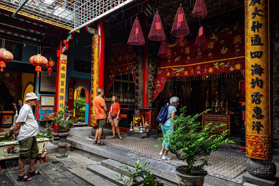 Los turistas extranjeros visitan el palacio Kien An. (Fuente: VNA)