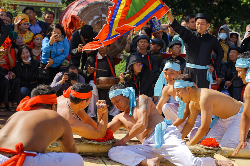 Actuación de lucha de brazos del grupo de la aldea de Huu Chap (Bac Ninh) antes de la competición. (Foto: VNA)