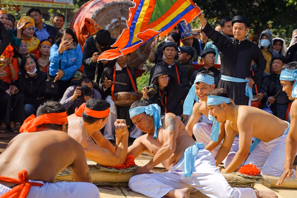 Actuación de lucha de brazos del grupo de la aldea de Huu Chap (Bac Ninh) antes de la competición. (Foto: VNA)