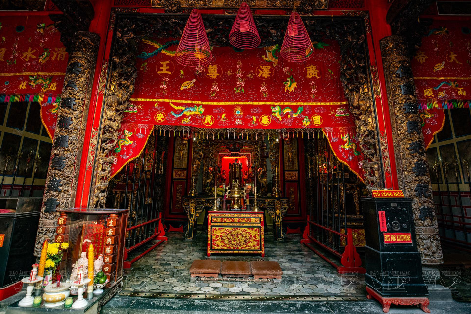 Justo en el medio del salón principal se encuentra el altar dedicado al Señor Quach (Quang Trach Ton Vuong), quien es venerado por los chinos como un santo por sus meritorias contribuciones al pueblo y al país de China.(Fuente: VNA)