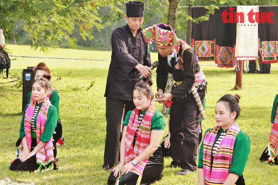 La ceremonia dedicada a los hijos adoptados contempla rezos para que tengan buena salud, una vida pacífica y próspera.(Fuente: VNA)