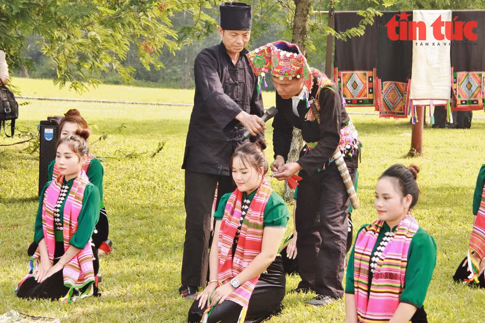 La ceremonia dedicada a los hijos adoptados contempla rezos para que tengan buena salud, una vida pacífica y próspera.(Fuente: VNA)