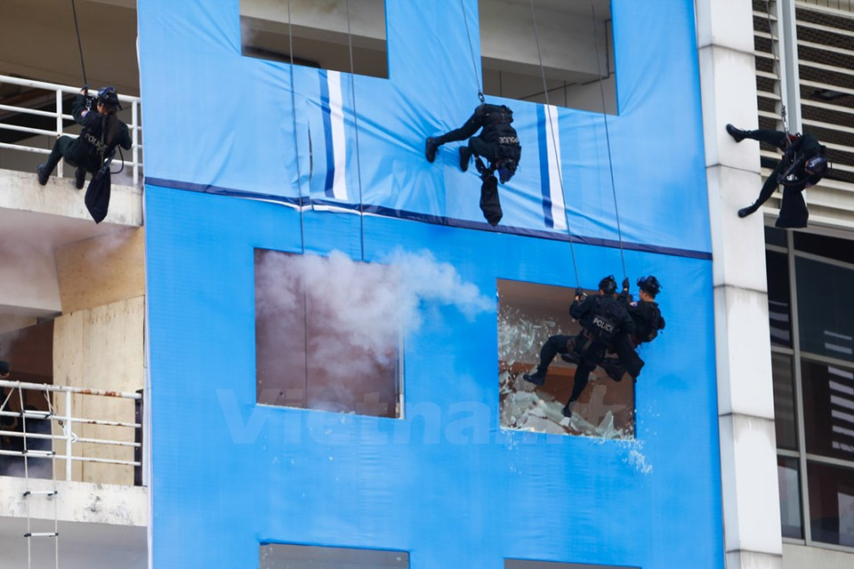 Los soldados, bajando desde arriba, rompieron las ventanas para liberar a rehenes (Fuente: VNA)
