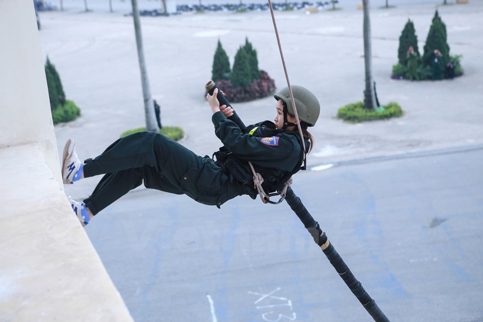Utiliza un poste para subir al tercer piso, donde los rehenes permanecen capturados. (Fuente: VNA)