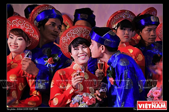 “Boda colectiva”. Los novios y novias se ríen alegremente en vestidos tradicionales. 