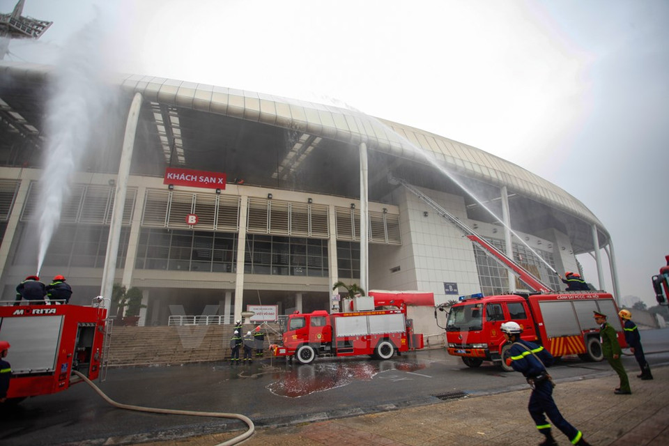 Bomberos apagan el fuego y salvan a muchas personas atrapadas en piso más alto (Fuente: VNA)
