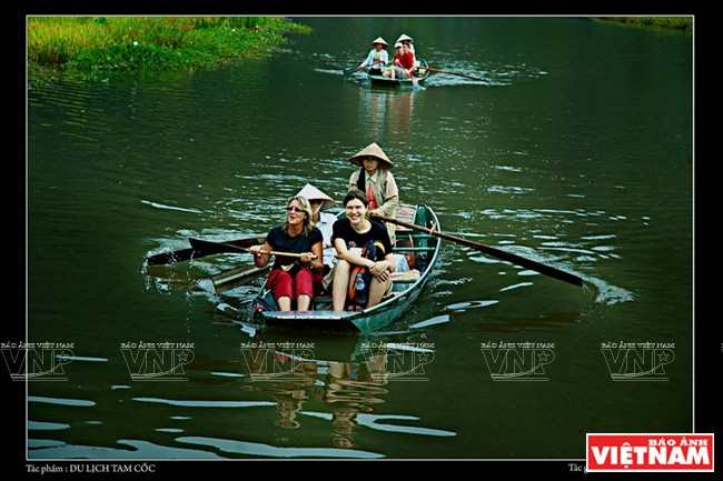 “Tour en Tam Coc”, famoso sitio en la provincia norvietnamita de Ninh Binh. El turismo genera mejores empleos para los lugareños, especialmente las mujeres. 