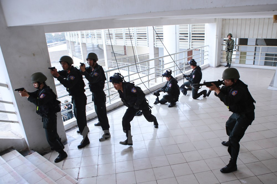 Inmediato después de la orden, los combatientes penetran en el lugar del secuestro (Fuente: VNA)