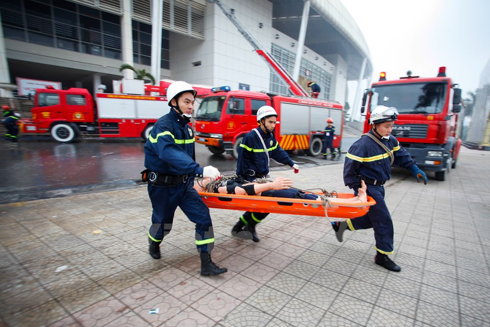 Socorristas trasladan heridos a la ambulancia (Fuente: VNA)