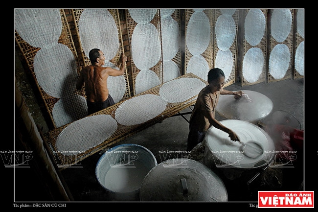 “Especialidad de Cu Chi” describe fabricantes de hojas de arroz, típico producto del distrito Cu Chi en Ciudad Ho Chi Minh, llamado “tierra férrea” en la guerra contra invasores estadounidenses. 
