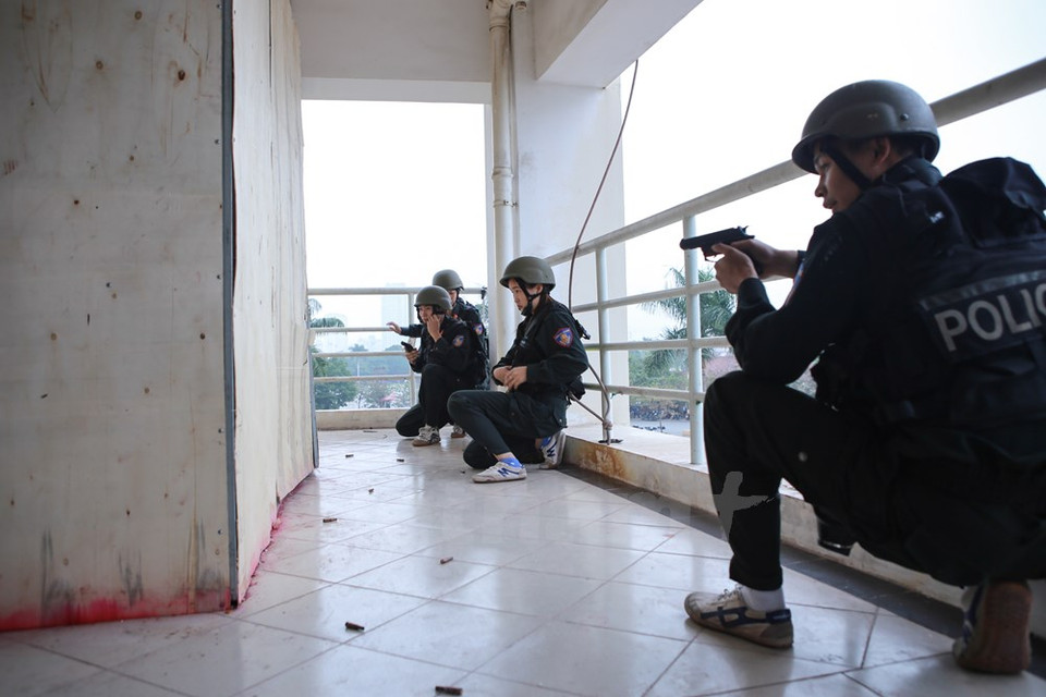 En otra situación, los terroristas capturaron a rehenes en el tercer piso de un hotel. (Fuente: VNA)