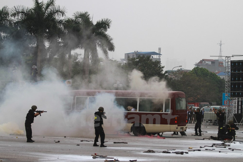 La situación es que un grupo terrorista armado retiene a una docena de ciudadanos. Las fuerzas encargadas de especiales misiones controlan rápidamente los terroristas y liberan a los rehenes. (Fuente: VNA) 