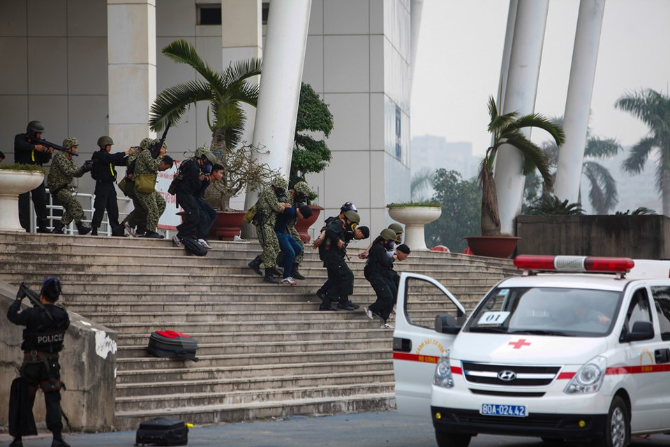 Escoltan a los delincuentes (Fuente: VNA)