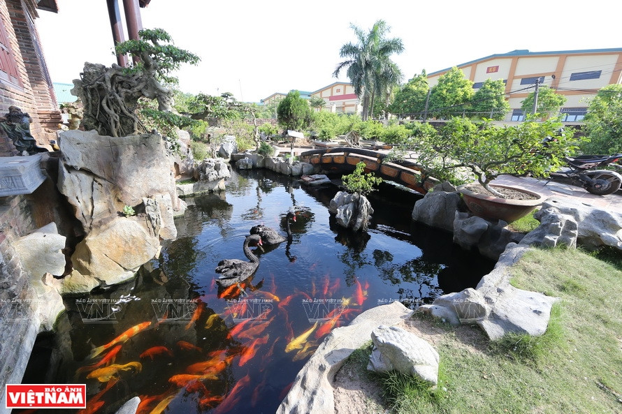 Los árboles ornamentales y tanques de peces crean un entorno sereno (Fuente: VNA)