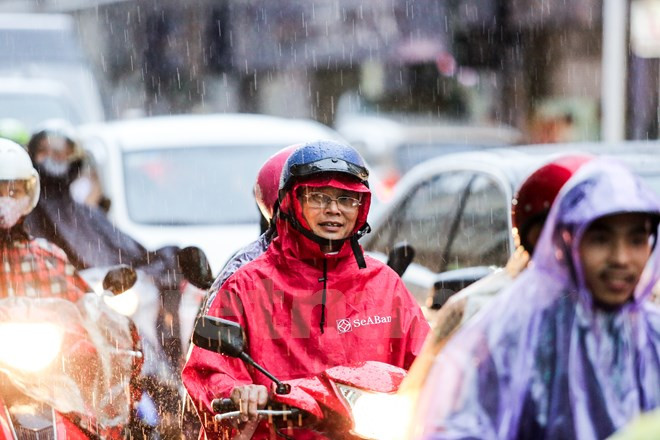 Las lluvias reducen las temperaturas de 42 grados Celcius registradas al mediodía a 25 grados (Fuente: VNA)
