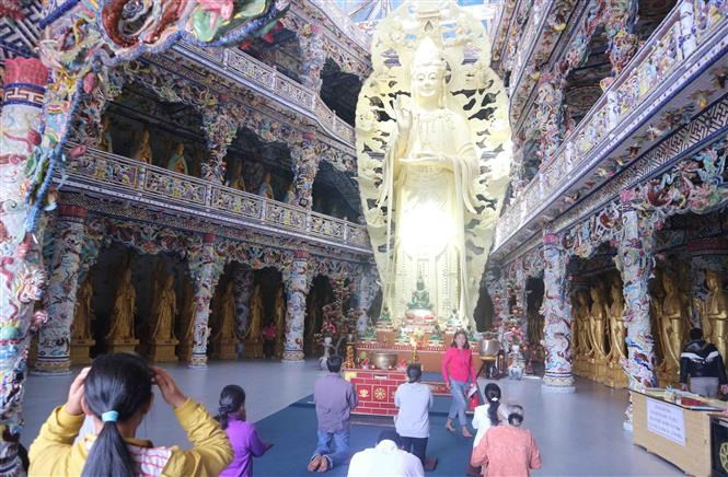 Turistas visitan la pagoda (Fuente: VNA)