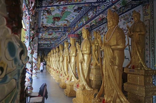 Trescientos veinticuatro estatuas de 3,7 metros de la diosa de la misericordia se colocan en la zona de adoración de la pagoda (Fuente: VNA)