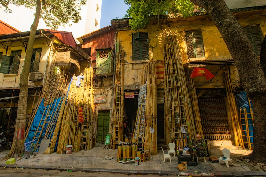 Los documentos históricos muestran que el casco antiguo de Hanoi se formó alrededor del siglo X y floreció entre los siglos XV y XVI. Fue la zona original de la capital. Se extiende por más de 82 hectáreas al este de la Ciudadela Imperial de Thang Long, y ahora cubre los 10 barrios del distrito de Hoan Kiem, el corazón de Hanoi. "Hanoi 36 calles" es un nombre común de la capital que ha sido ampliamente reconocido. Sin embargo, el casco antiguo de hecho posee más de 36 calles. Tiene una característica muy singular que aún conserva los valores culturales tradicionales milenarios. (Foto: Vietnam+)