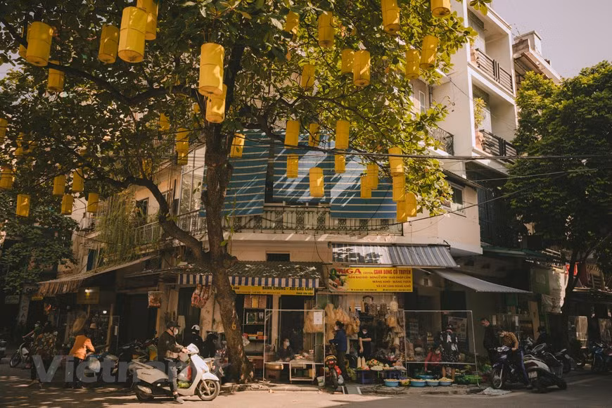 Quienes visitan la ciudad por primera vez, o los turistas extranjeros, pueden sentirse abrumados y confundidos cuando caminan por las calles estrechas y llenas de gente, con casas cercanas y vehículos entrecruzados. La escena probablemente sea un poco caótica para los extraños, pero por dentro es una cultura especial y una vida en paz. Con su belleza probada a lo largo del tiempo, el casco antiguo de Hanoi se ha convertido en un tema importante en numerosas pinturas del conocido artista Bui Xuan Phai (1920-1988). Ahora, cada vez que se menciona al artista, la gente piensa en el casco antiguo de Hanoi, y cuando se piensa en el lugar, el nombre "Pho Phai" (calle Phai) no es extraño. (Foto: Vietnam+)