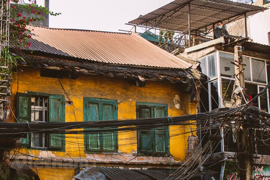 En el marco de la estrategia de desarrollo turístico con una visión para 2030, la ciudad se fijó el objetivo de recibir entre 35 millones y 39 millones de turistas en 2025, incluidos entre ocho millones y nueve millones de extranjeros. En 2030, la ciudad capital espera recibir entre 48 millones y 49 millones de visitantes, de los cuales se incluyen de 13 millones a 14 millones extranjeros. Hanoi trabajará para convertir el turismo en un sector económico puntero que también sirva como motor para otros. Para alcanzar esos objetivos, las autoridades locales impulsarán la inversión y los recursos en infraestructura turística, en proyectos que se llevarán a cabo de manera concertada y armoniosa. (Foto: Vietnam+)