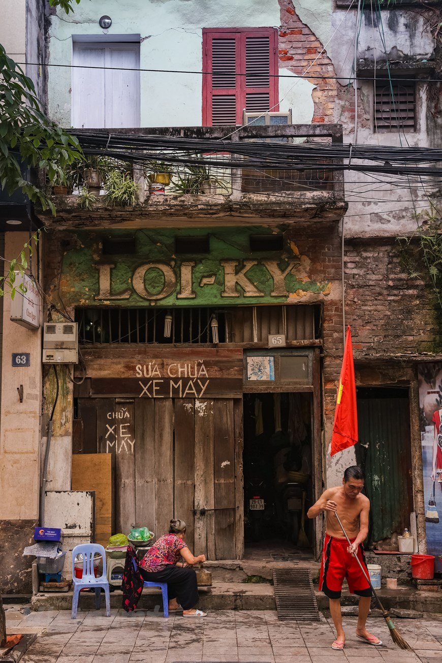En 2019, Hanoi también ocupó el quinto lugar entre los siete mejores lugares de Asia para viajeros en solitario en la lista confeccionada por Bigseventravel. El sitio web de turismo italiano describió a Hanoi como una ciudad agitada, loca y a menudo confusa, y una base maravillosa desde la que se puede empezar a explorar varios destinos atractivos del norte de Vietnam, como la bahía de Ha Long o el popular complejo turístico de Sa Pa. La ciudad ha coordinado con CNN para promover su imagen a través de videos publicitarios cortos como “Hanoi - La cuna del patrimonio” y “Hanoi - El corazón de Vietnam”, que atrajeron a muchos espectadores extranjeros. (Foto: Vietnam+)
