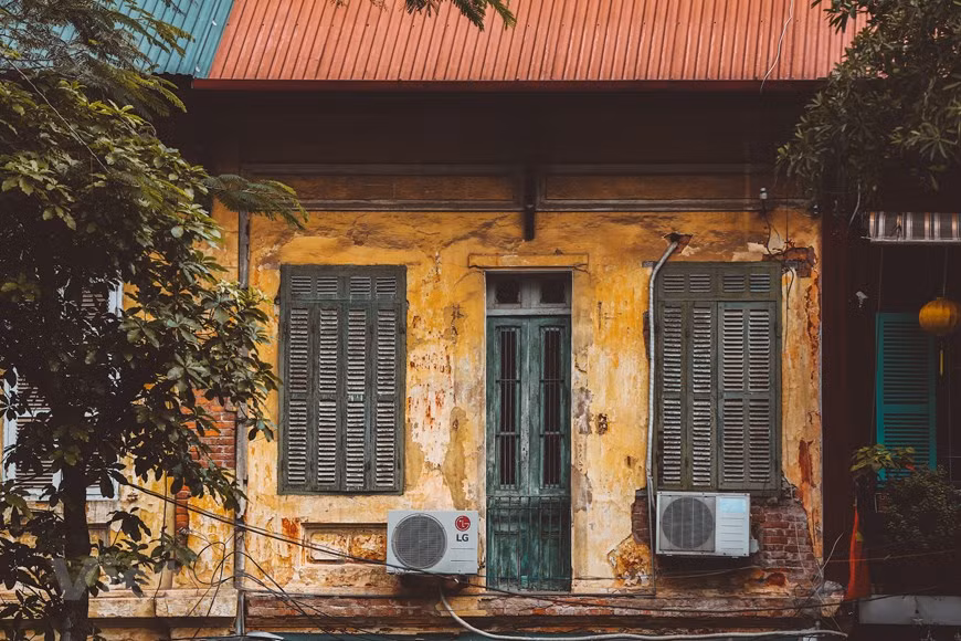 Según los premios Travellers' Choice Awards 2021, honrados por la compañía de viajes en línea líder del mundo, TripAdvisor, la ciudad de Hanoi fue una de las cuatro ciudades vietnamitas que figuran entre los destinos más populares de Asia. En la lista, la capital ocupó el segundo lugar, mientras que la antigua ciudad de Hoi An en el centro de la provincia de Quang Nam se ubicó en el cuarto lugar, Ciudad Ho Chi Minh en el puesto 11 y la ciudad central de Da Nang en el puesto 16. La capital vietnamita también se encuentra en el sexto lugar entre los 25 destinos más populares del mundo, según TripAdvisor. (Foto: Vietnam+)