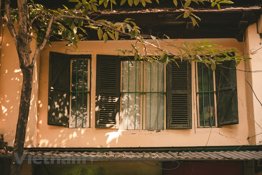 La ciudad capital cambia día a día con bulliciosos rascacielos. Sin embargo, Hanoi todavía preserva techos de tejas y paredes amarillas. Las casas con arquitectura antigua todavía se encuentran allí, guardando los recuerdos restantes de Hanoi a través de los años cambiantes. Los nacidos en Hanoi, vayan donde vayan, siempre están orgullosos de las calles antiguas. No se sabe desde cuándo se han convertido en una parte de la ciudad que la gente no puede evitar pasar por alto. En cualquier esquina de una calle pequeña, Hanoi todavía parece pacífica y simple con los residentes que viven tranquilamente en medio del ajetreo de la vida. (Foto: Vietnam+)